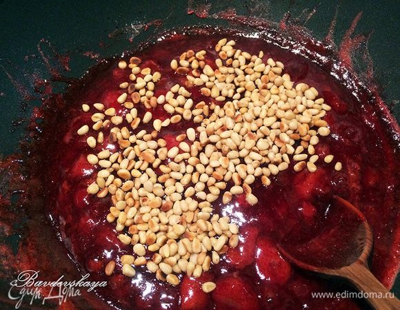 Добавьте кедровые орешки, перемешайте и готовьте еще 3 минуты.