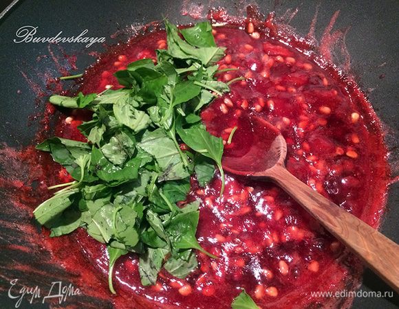 Положите нарезанный базилик, доведите до кипения и разложите по стерилизованным банкам (я стерилизую их 15 минут в духовке при температуре 150 °С). Получается примерно 1 л. готового джема. ENJOY !