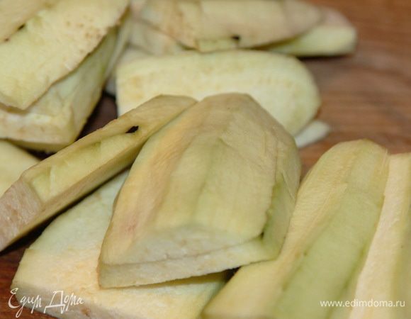 Баклажаны очищаем и режем на пластины толщиной около 0,5 см.