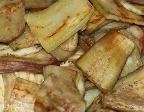 Складываем все обжаренные баклажаны в миску.