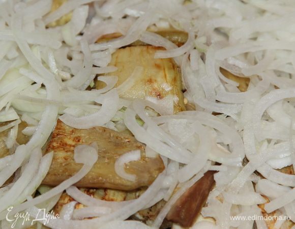 Лук нарезаем полукольцами и отправляем к баклажанам, перемешиваем.