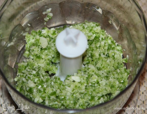 Перец и чеснок я пробиваю блендером.