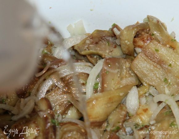 Соединяем соль, сахар, воду и уксус. Размешиваем до растворения сахара и соли, выливаем в салат.