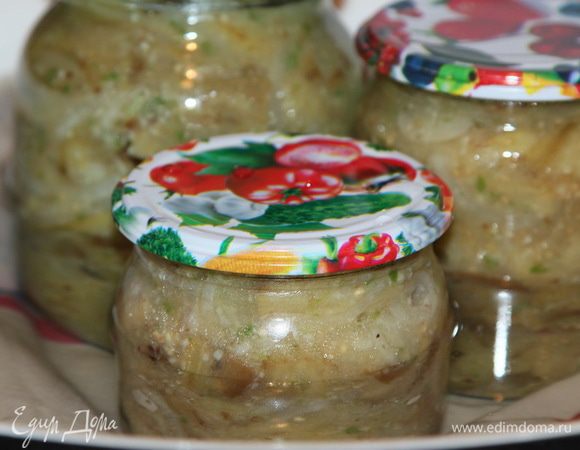 Ставим банки в таз с водой и стерилизуем: баночки 0,5 л - 20 минут, литровые - 30 минут. Вообще, я проверяю как меня бабушка научила: когда крышка на баночке станет очень теплой - стерилизация произошла. Сегодня литровая банка у меня стерилизовалась 40 минут. Так что смотрите сами. 