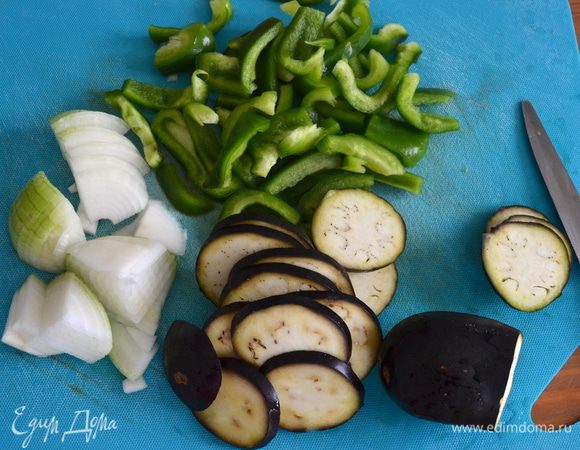 Первым делом подготовить овощи. Лук тонко нарезать. Сладкий болгарский перец (у меня зеленый, но может быть и красный, и желтый...) нарезать также полосками, или кубиками... Баклажан - тонкими кружочками (У меня было 2 маленьких баклажана, но если овощ крупный, кружочки можно разрезать пополам). 