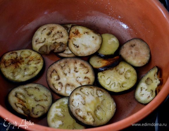 В сковороде разогреть сливочное масло (можно смесь сливочного и растительного) и сначала слегка обжарить на сильном огне с двух сторон кружочки баклажана.