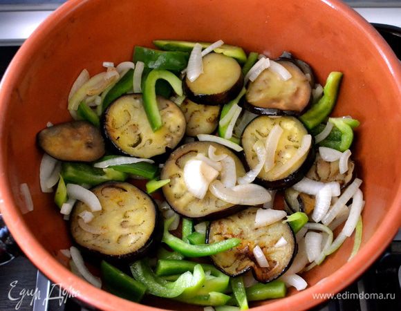 Затем добавить лук и болгарский перец. Огонь слегка уменьшить и дать овощам размягчиться. Тем временем нарезать помидоры. Количество помидор - по Вашему усмотрению... Их должно быть достаточно много!