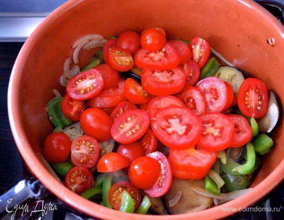 Как только овощи станут мягче, добавить нарезанные помидоры. Потушить еще, пока помидоры не дадут сок... (можно накрыть крышкой минут на 5). Время от времени осторожно перемешивать овощи, стараясь не поломать их! 