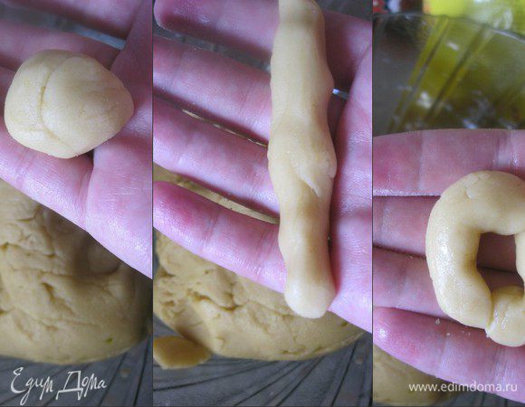 Разогреть духовку до 180 С.

Разделить тесто на небольшие кусочки и каждый скатать в тонкую колбаску. Сформировать колечки, закрепив края.
