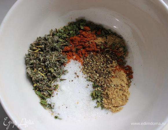 Разогреваем духовку до 230 градусов. Смешиваем специи: орегано, чесночный и луковый порошок (у меня была пряная смесь зелени), паприку, имбирь, шалфей, перец и соль. Специи можно использовать ваши любимые или исключить те, которые вам не нравятся.