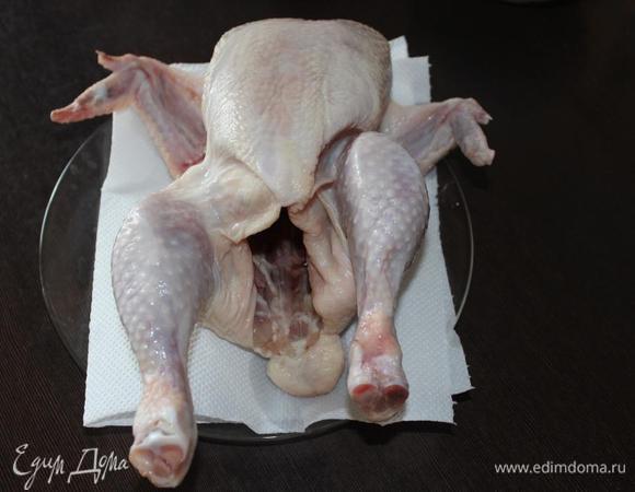 Курочку берем от 1 до 1,5 кг. У меня была 1,2. Тщательно промываем тушку холодной водой, удаляем все лишнее и высушиваем бумажными полотенцами.