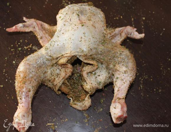 Половиной специй натираем курочку изнутри. Остальную втираем под кожицу, аккуратно отделяя ее. Ножки и крылышки натираем снаружи.