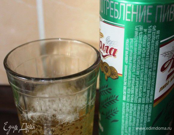 Пиво по рецепту нужно брать в жести. Открыть банку пива, примерно полстакана отлить, оно нам не понадобится.