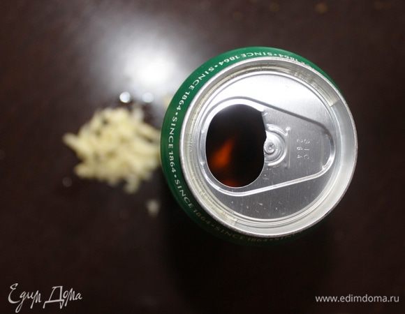 Раздавить и измельчить чеснок, поместить его в банку.