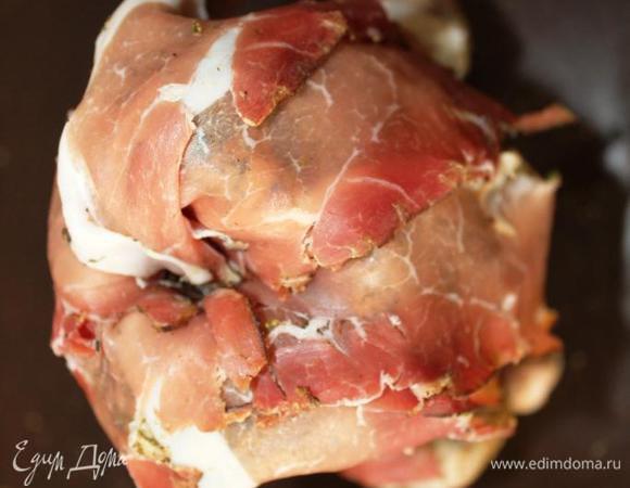 Насадить курочку на банку и поставить на противень.
Обмотать нашу птичку полосками бекона сверху и по бокам.