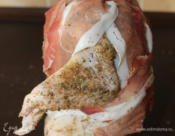 По желанию (если любите пожирнее) бекона можно брать больше, можно обернуть всю тушку полностью. У меня бекона ушло меньше, чем 200 грамм.