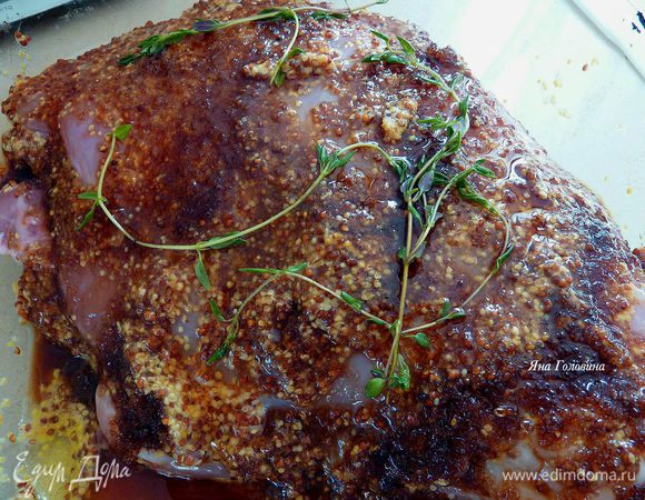 Уложить грудку на продвинь и посыпать сахаром .

Перемешать оливковое масло , соевый соус и лимонный сок . Полить на грудку .
Посыпать тмином .  Запекать не закрывая 40 минут  ( зависеть от размера ) . 
