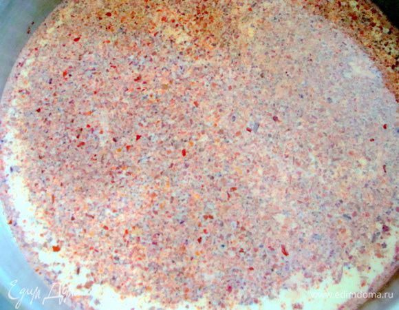 Молоко вылить в кастрюлю. Томить на медленном огне. Когда молоко станет немного теплым, добавить соль и размешать. Взбить сметану с яйцами и вылить тонкой струйкой в молоко. Потом добавить сухую сладкую паприку.