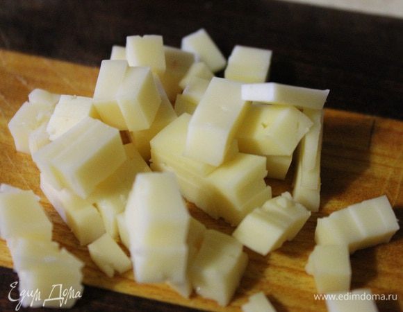 Сыр нарезать средними кубиками.
