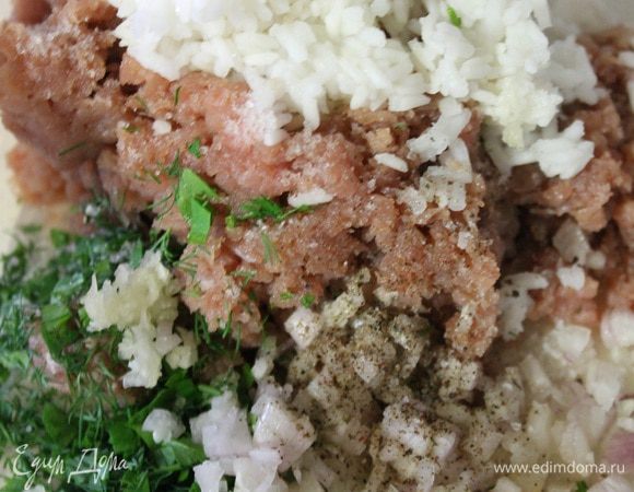 Лук нарезать мелкими кубиками, чеснок пропустить через пресс, смешать все для фарша и добавить сыр. Тщательно все перемешать.