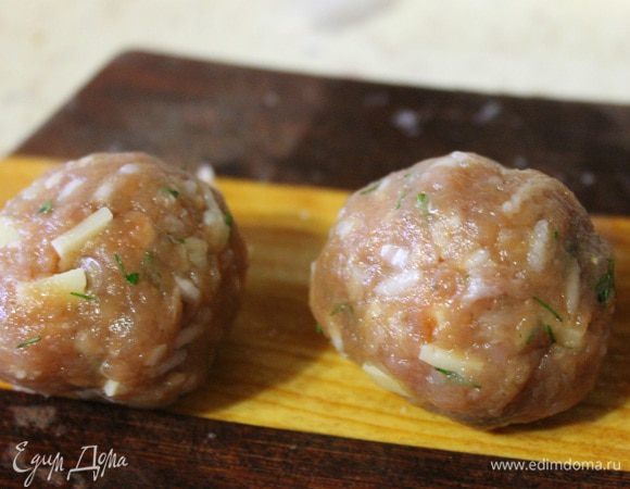 Сформировать тефтельки и обжарить их с двух сторон на сковороде с 3-мя ст.л. растительного масла. До золотистого цвета.