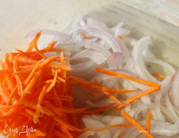 Половину крупной луковицы нарезать тонкими полукольцами. Морковь натереть на терке для корейской моркови.