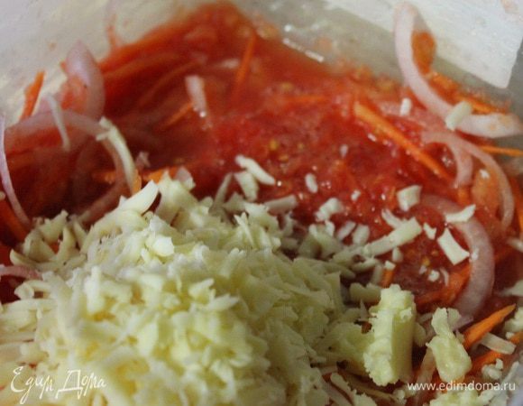 Помидоры ошпарить. снять кожицу и натереть на крупной терке. Добавить к луку и моркови. Туда же натереть сыр на крупной терке.