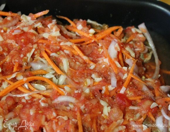 Муку развести в стакане с водой, добавить к овощам и сыру, перемешать и выложить на тефтельки. Запекать в заранее разогретой до 200 градусов духовке, 30 минут.