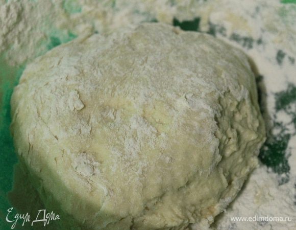 Постепенно добавляем просеянную муку, ее понадобиться 2-3 стакана, как только тесто перестанет липнуть к рукам. Скатать его в шар накрыть полотенцем и оставить на 30 минут.