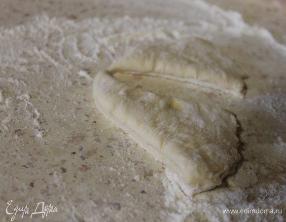 Раскатываем тесто толщиной 1-1,5 см.