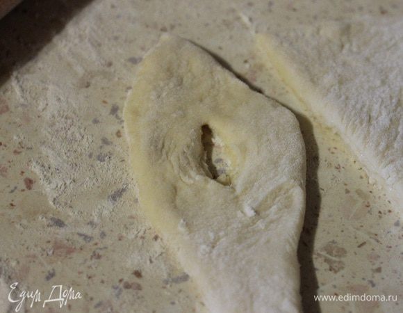 Разрезаем на полоски или треугольники. В середине прорезаем дырочку.