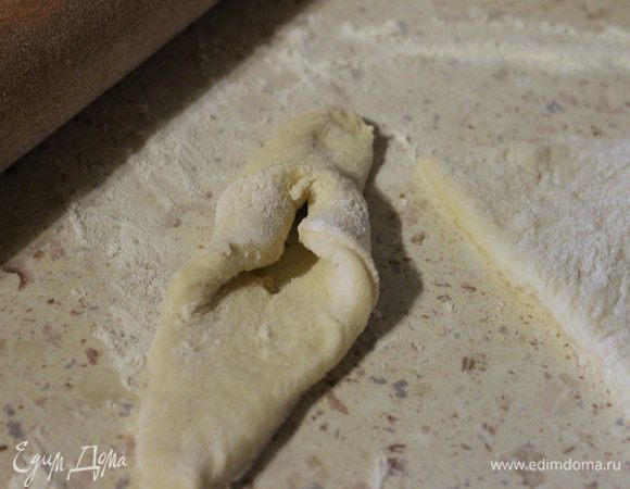 Через эту дырочку протаскиваем один конец пышки.