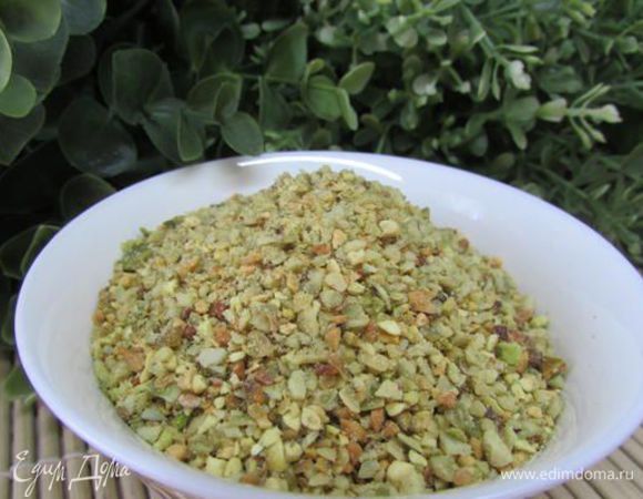 Фисташки очистить и порубить в крупную крошку с помощью блендера. 