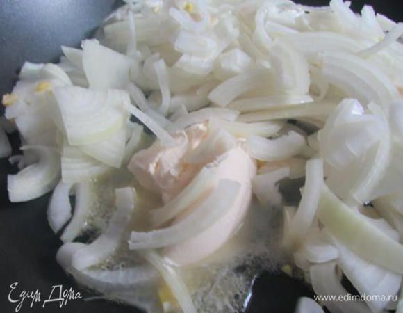 Обжарить лук на сливочном масле до прозрачности, добавить уксус и сахар. Тушить на медленном огне 2 минуты. 