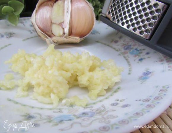Выдавить чеснок через пресс. 