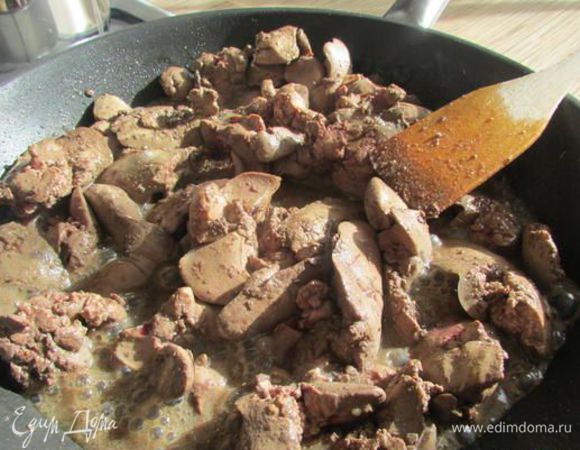 Обжарить печень на оливковом масле до готовности.