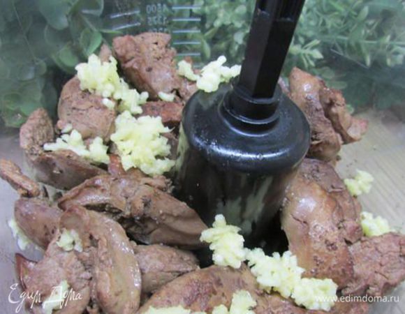 Выложить жареную печень и чеснок в чашу блендера. Перемолоть в паштет. 