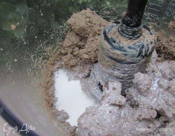 Добавить в печёночную массу сливки, продолжать перемалывать ещё около 5 минут. 