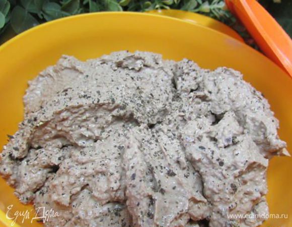 Приправить паштет солью и перцем, накрыть плёнкой и убрать в холодильник на 2 часа. 