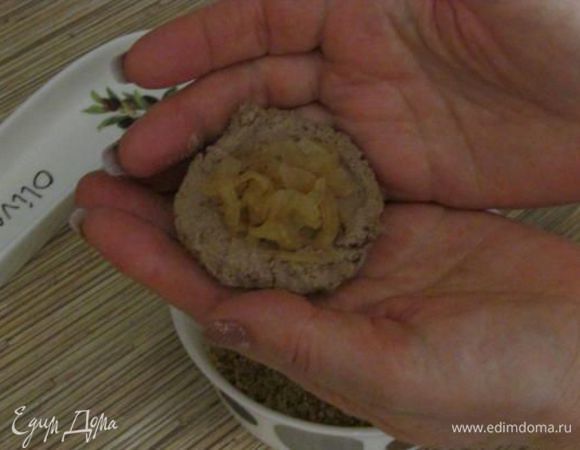 Затем формовать из паштета небольшие шарики, в середину каждого выложить по 1 чайной ложке жареного лука.