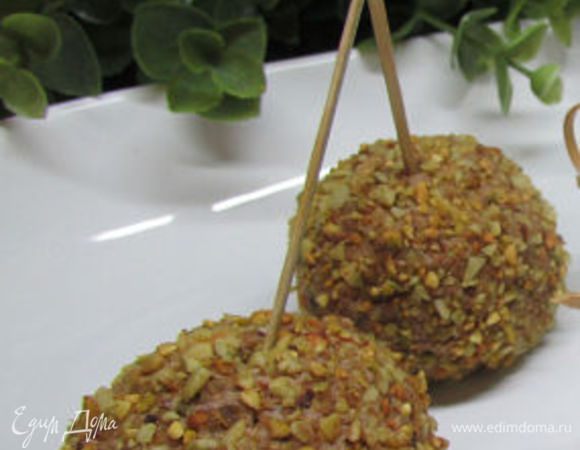 Печёночные шарики обвалять в фисташках и отправить в холодильник минимум на ночь.
Приятного аппетита! 