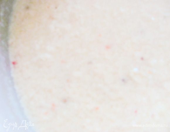 На медленном-медленном огне, периодически помешивая (каждые 5-6 минут), постепенно молоко створожится. "Кайенскую соль" добавить как только появятся первые признаки створаживания. Когда сыворотка отойдет, снять с огня и полностью остудить.