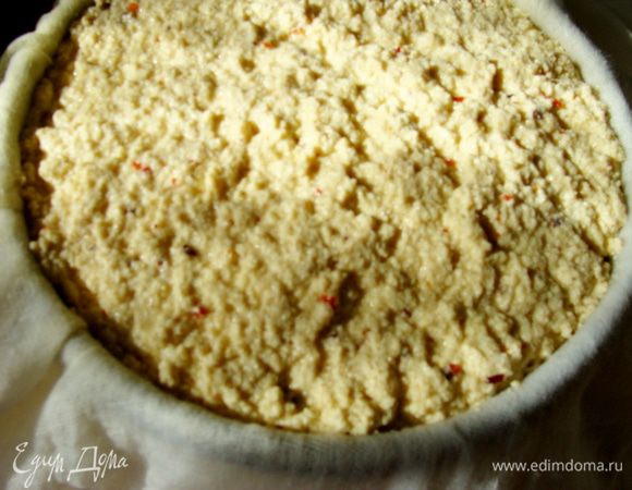 Дать сыворотке немного стечь, потом накрыть свисающими краями марли, сверху тарелочку плоскую и пресс. Оставить на 8-12 часов.