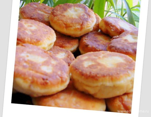 Это сырники с добавление данного сыра).
http://www.edimdoma.ru/retsepty/67940-syrniki-iz-domashnego-syra