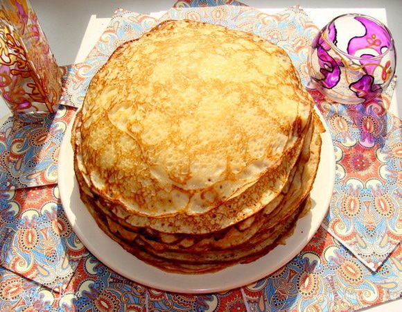 И блины на сырной сыворотке).

http://www.edimdoma.ru/retsepty/67944-bliny-nezhneyshie-na-syrnoy-syvorotke