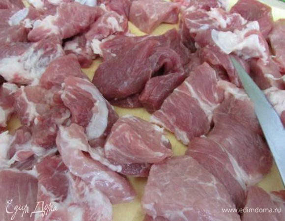 Мясо вымыть, обсушить бумажным полотенцем. Нарезать кусочками как на гуляш. 