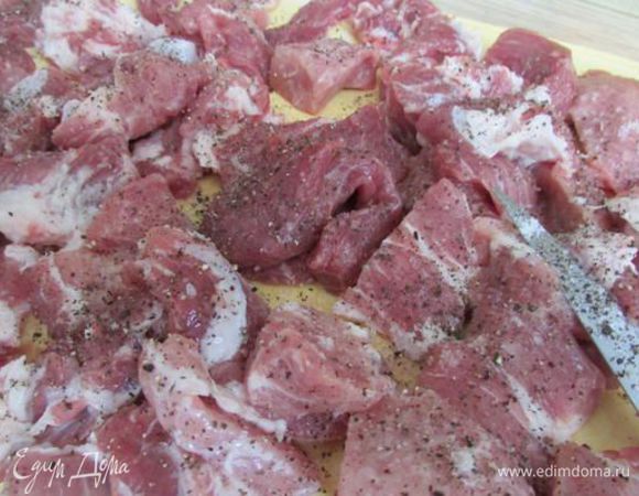 Посолить и поперчить. 