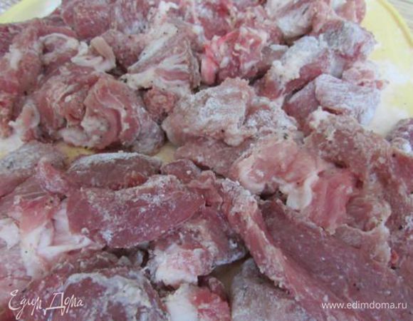 Обвалять мясо в муке. 
