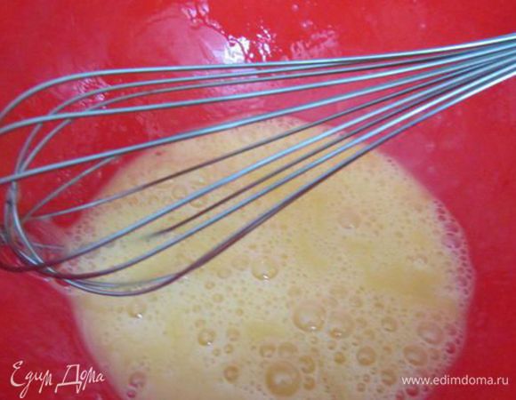 Яйца слегка взбить.