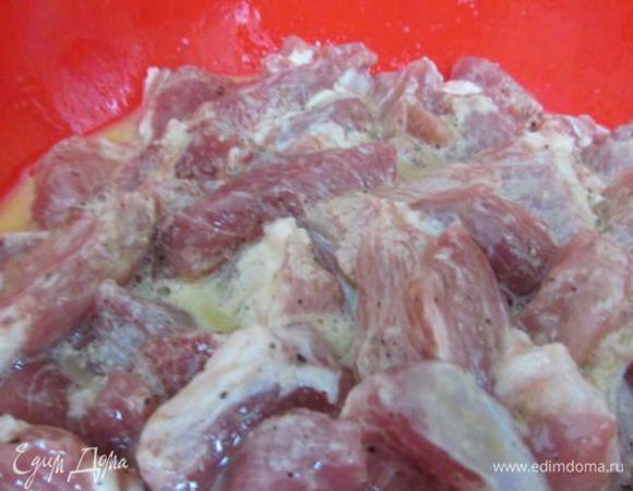 Свинину окунуть во взбитые яйца. 